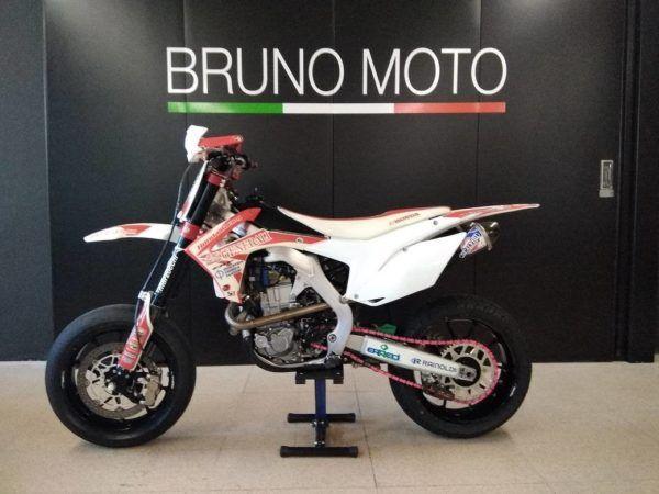 https://brunomoto.it/wp-content/uploads/2021/09/HM-CRF-250-Motard-Uso-Pista-–-2004-Bruno-Moto-1-scaled-1.jpeg
