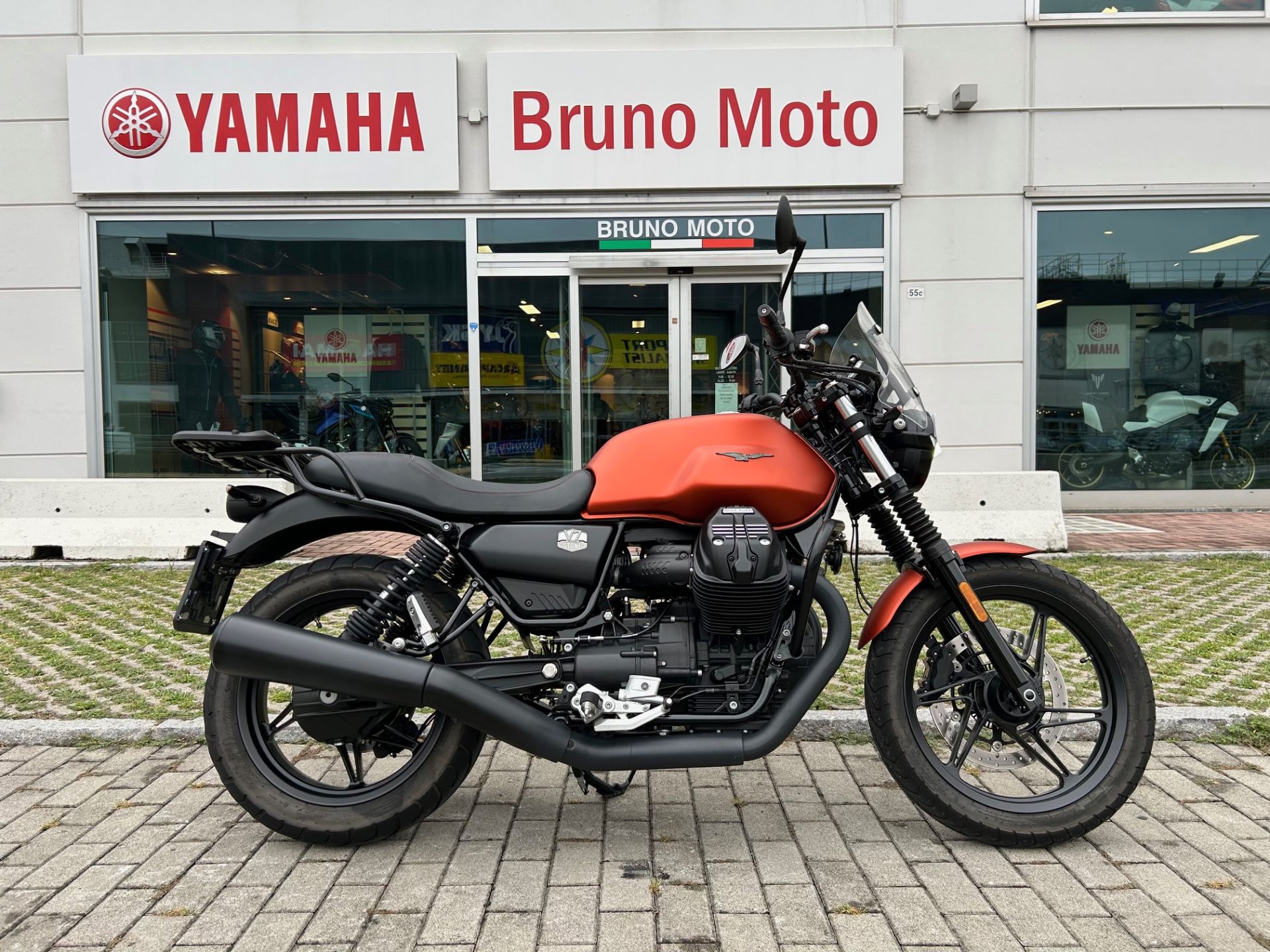 Moto Guzzi V7 Stone (2021 – 24)